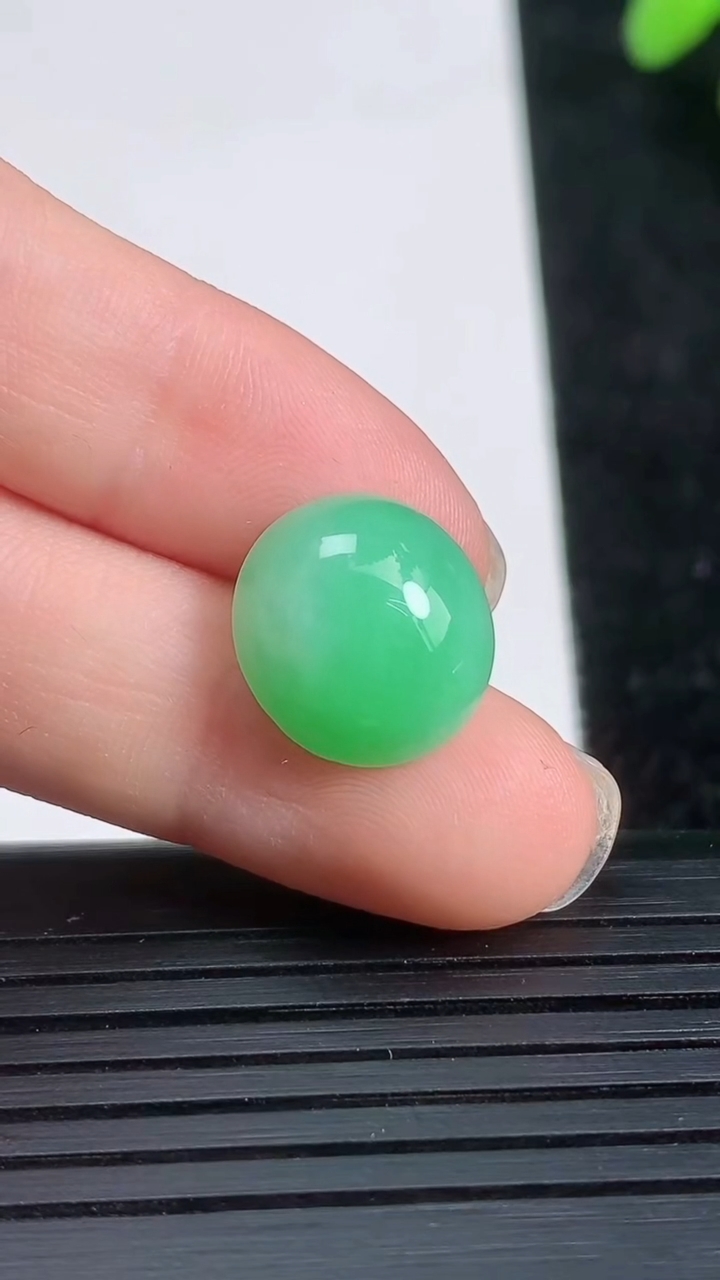天然A货翡翠蛋面镶嵌件尺寸13.2-11.8-6.3重量:1.83g
3月21日