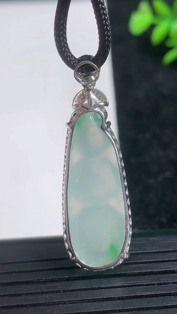 天然A货翡翠福豆吊坠尺寸40.7-12.7-7.6重量:6.07g
3月21日