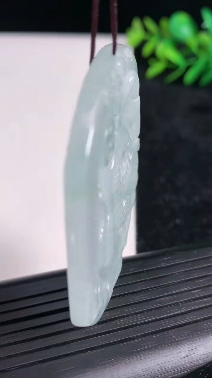 天然A货翡翠飘花生肖蛇吊坠尺寸53.4-45.2-4.4重量:24.81g
3月21日