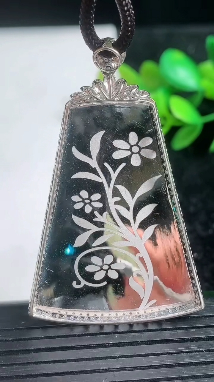 天然A货翡翠山水牌吊坠尺寸53-31.3-5.4重量:9.52g
3月21日