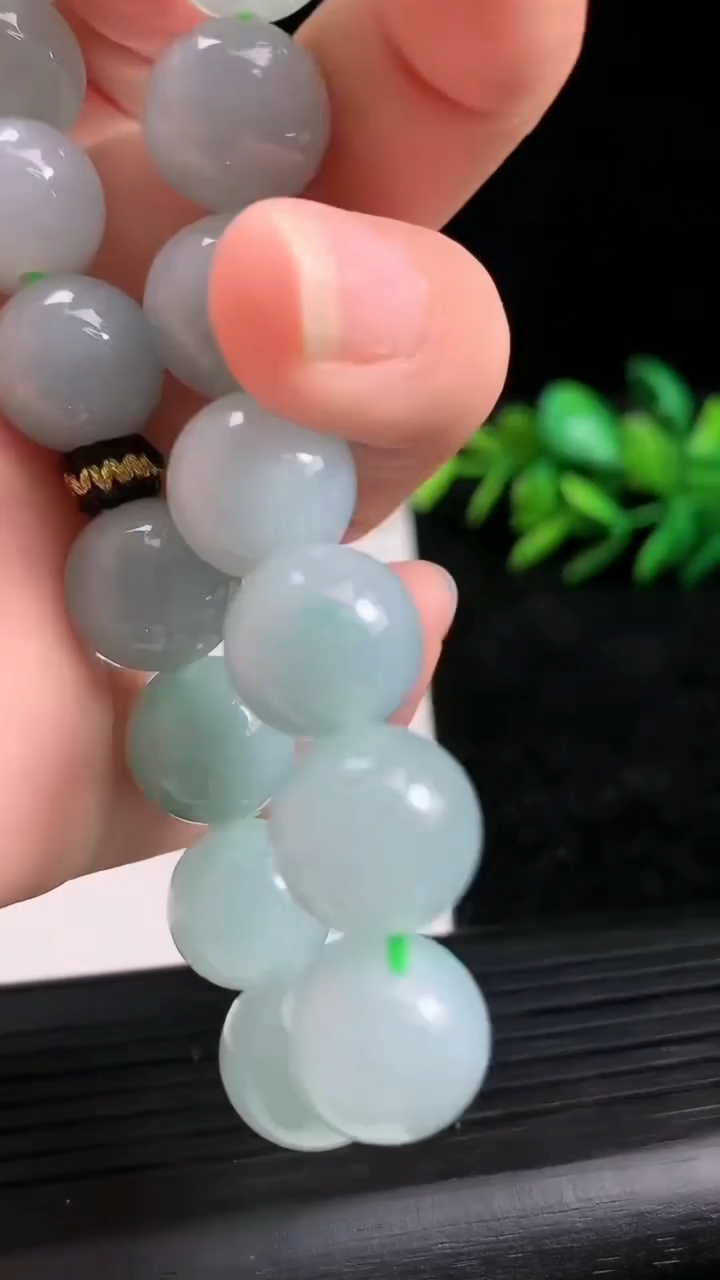 天然A货翡翠圆珠手串尺寸11.4-17颗重量:48.74g3月21日
工厂直销收藏佳品,种好水足，色泽均匀，有种有色，上手高大气！