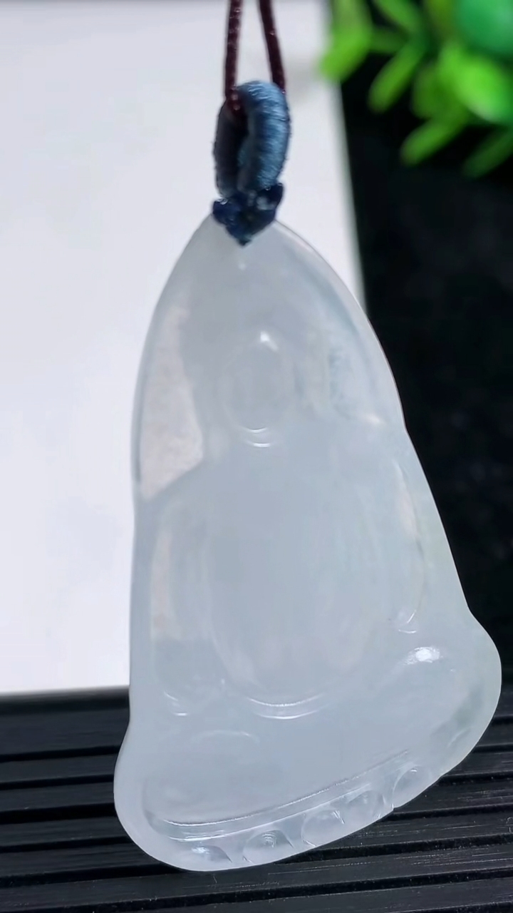 天然A货翡翠观音菩萨吊坠尺寸45.8-28.5-4.6重量:10.39g
3月21日