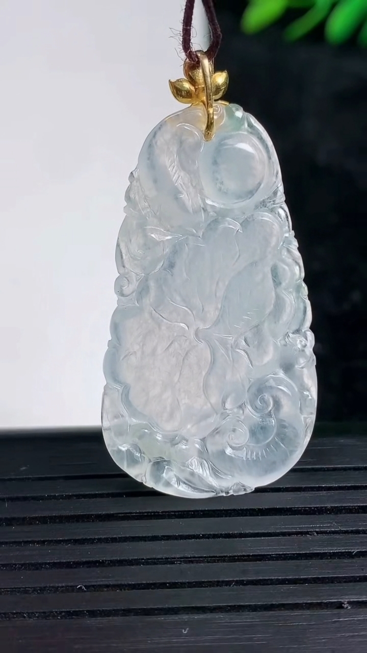 天然A货翡翠种飘花和和美美 荷叶吊坠尺寸39-22.3-3.7重量:6.09g
3月21日