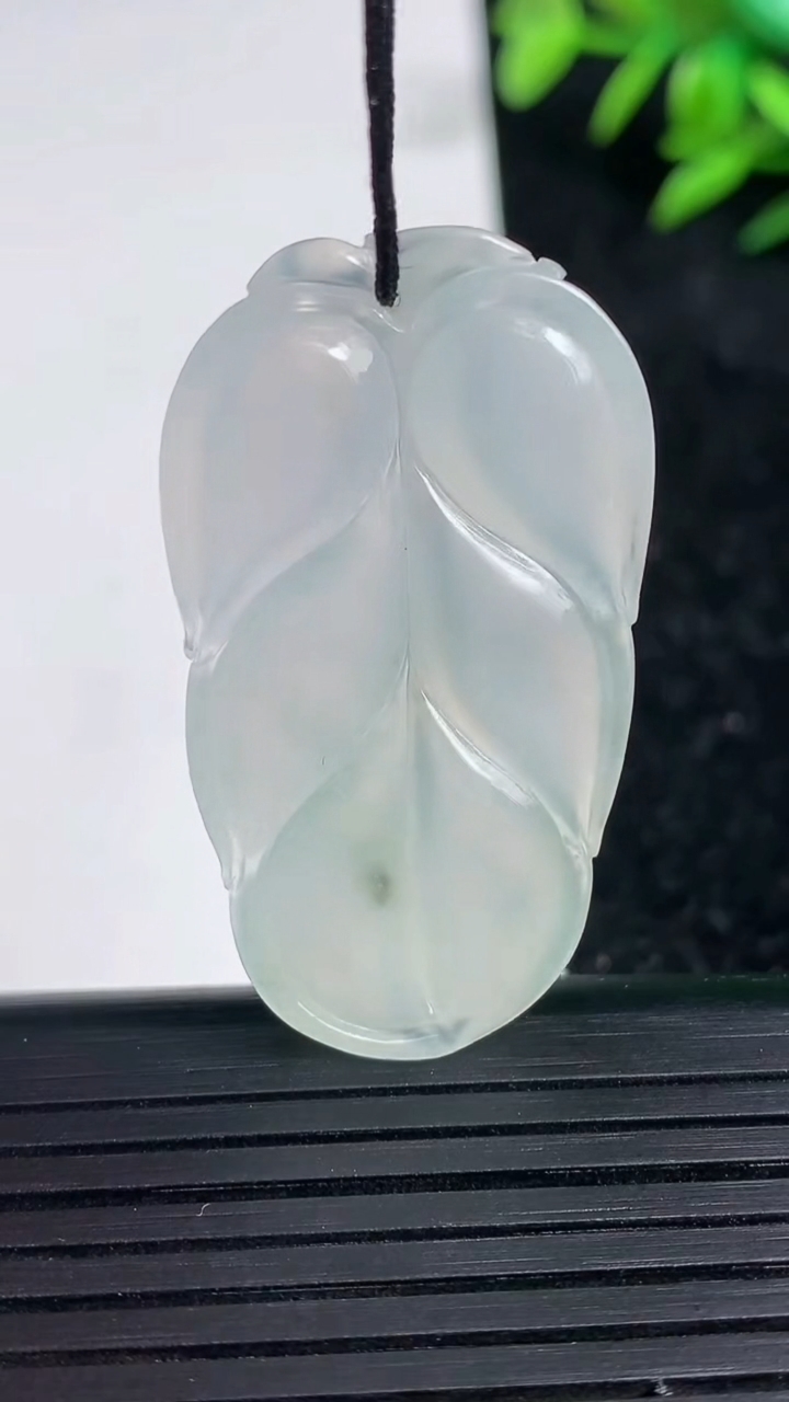 天然A货翡翠冰种飘花金枝玉叶 叶子吊坠尺寸39.5-21.9-5.3重量:8.94g
3月21日