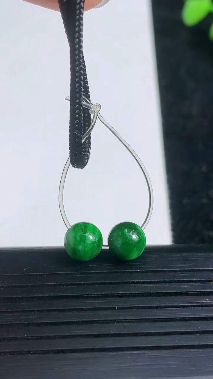 天然A货翡翠圆珠吊坠一对尺寸6.7重量:1.24g3月21日
工厂直销收藏佳品,种好水足，色泽均匀，有种有色，上手高大气！