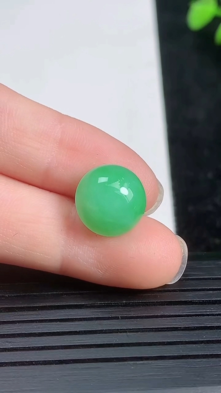 天然A货翡翠蛋面镶嵌件尺寸11.6-6.2重量:1.53g
3月21日