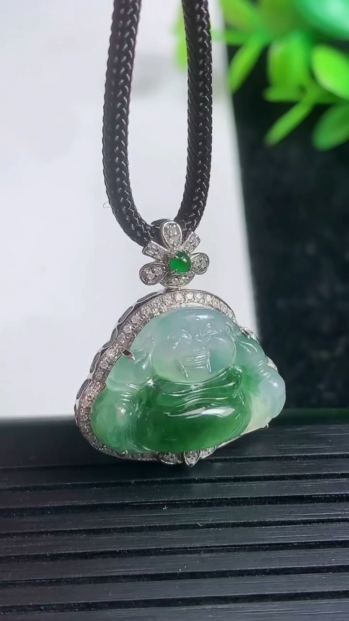 天然A货翡翠佛公吊坠尺寸25-21.7-7.5裸石13.8-20重量:4.47g
3月21日