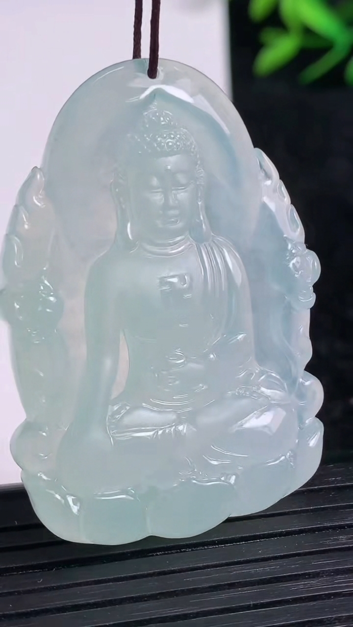 天然A货翡翠阿弥陀佛吊坠尺寸47.2-32.4-5.2重量:18.33g
3月21日
