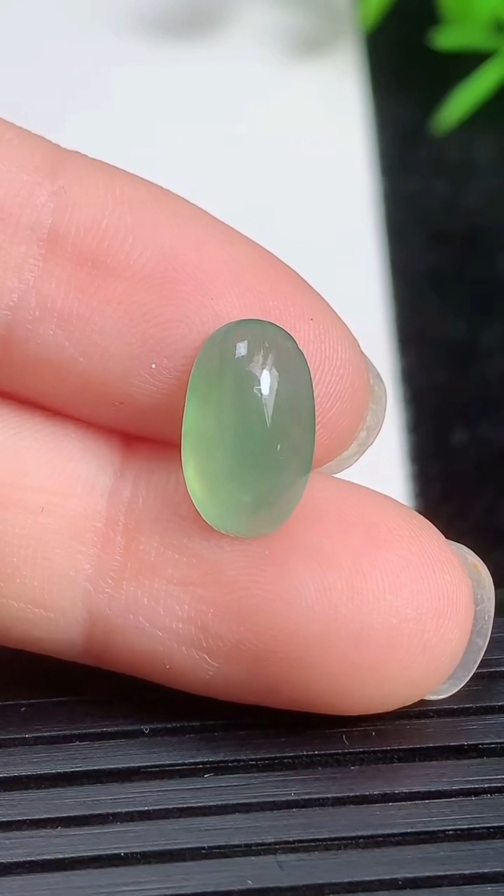 天然A货翡翠蛋面镶嵌件尺寸11-6.4-3.4重量:0.49g
3月21日