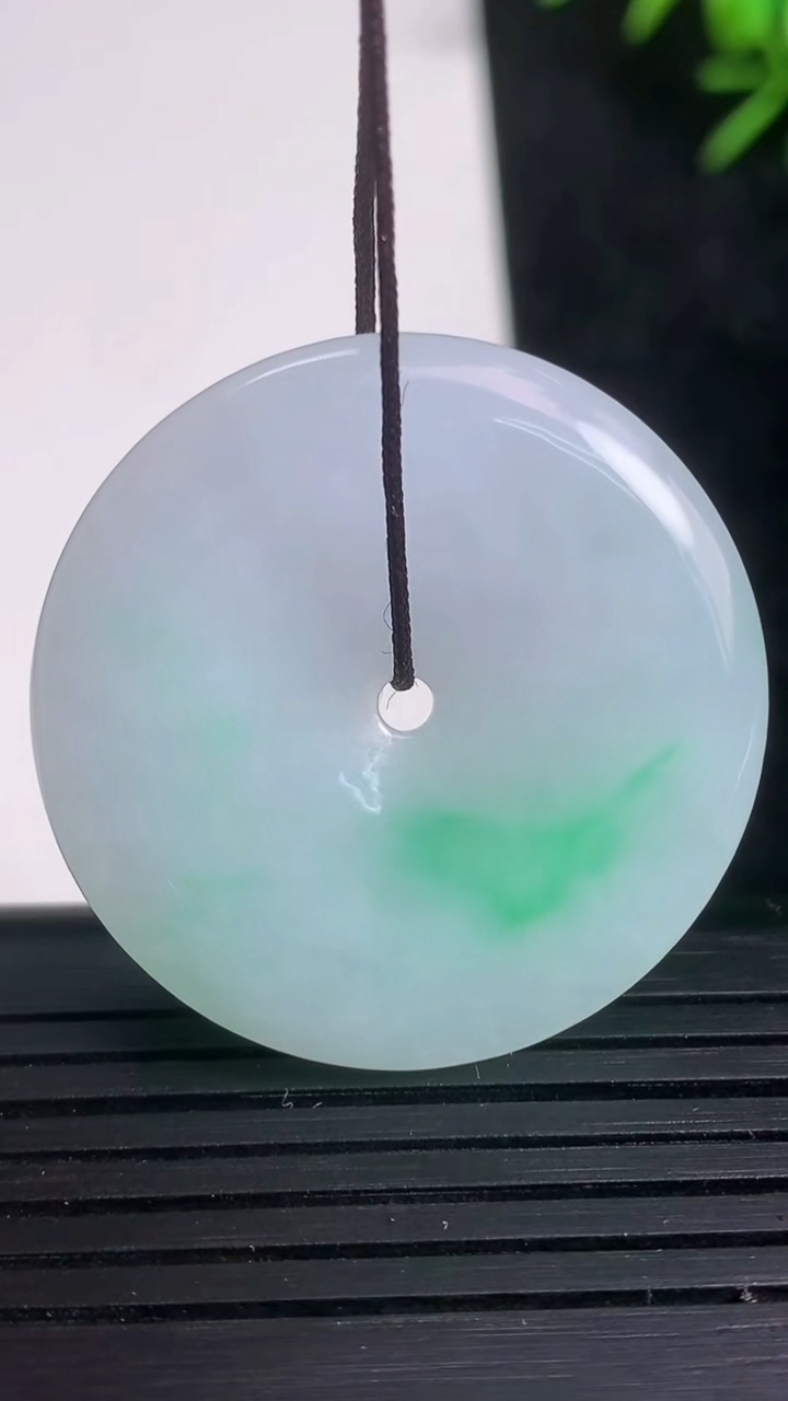 天然A货翡翠平安扣吊坠尺寸33.9-5重量:13.99g
3月21日