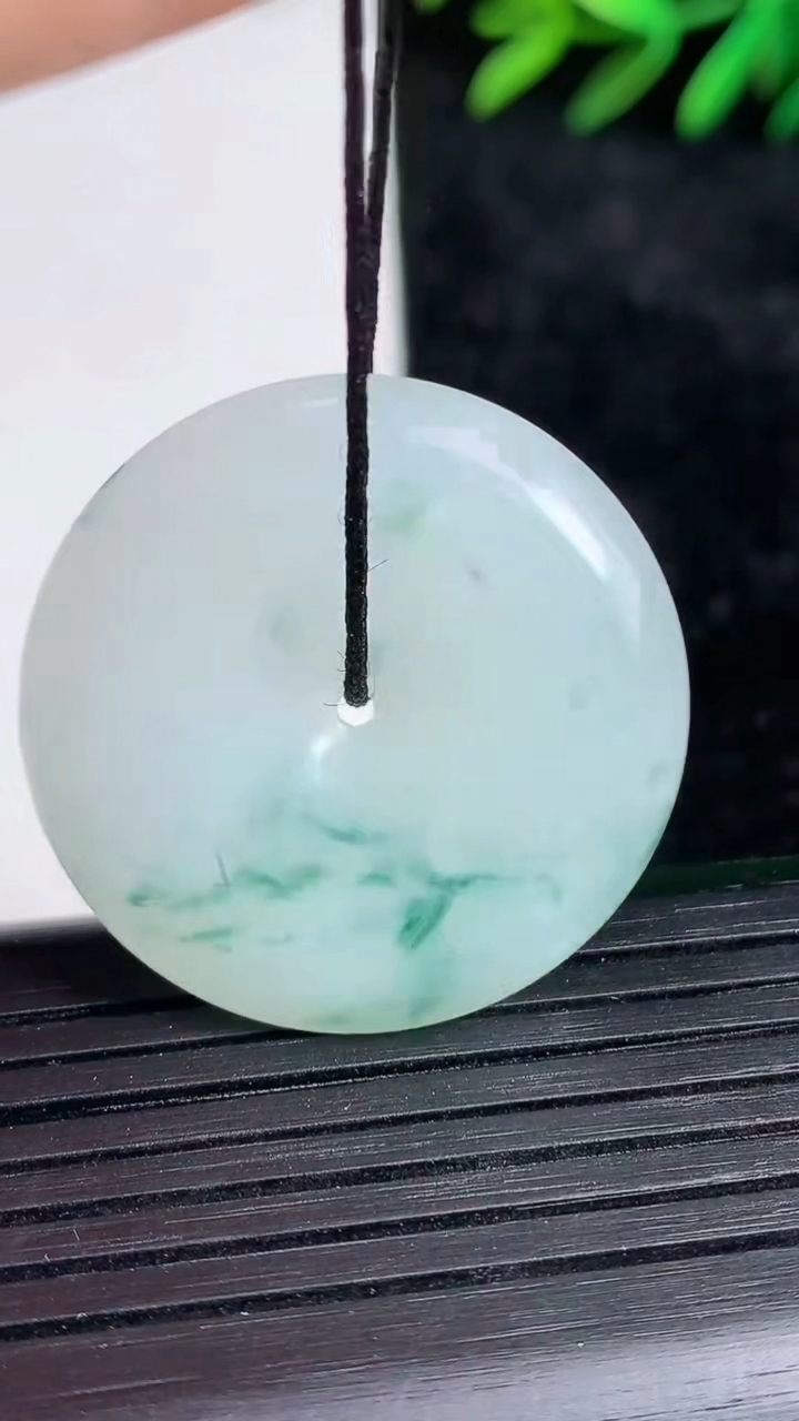 天然A货翡翠飘花平安扣吊坠尺寸29.4-5.2重量:10.45g
3月21日