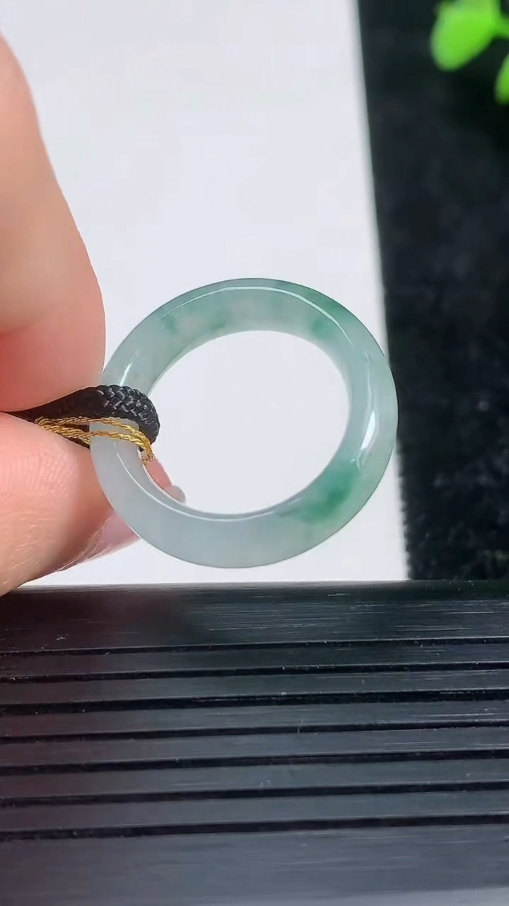 天然A货翡翠冰种飘花指环戒指尺寸16.6-5.5-3重量:3.54g2026年3月21日
工厂直销收藏佳品,种好水足，色泽均匀，有种有色，上手高大气！