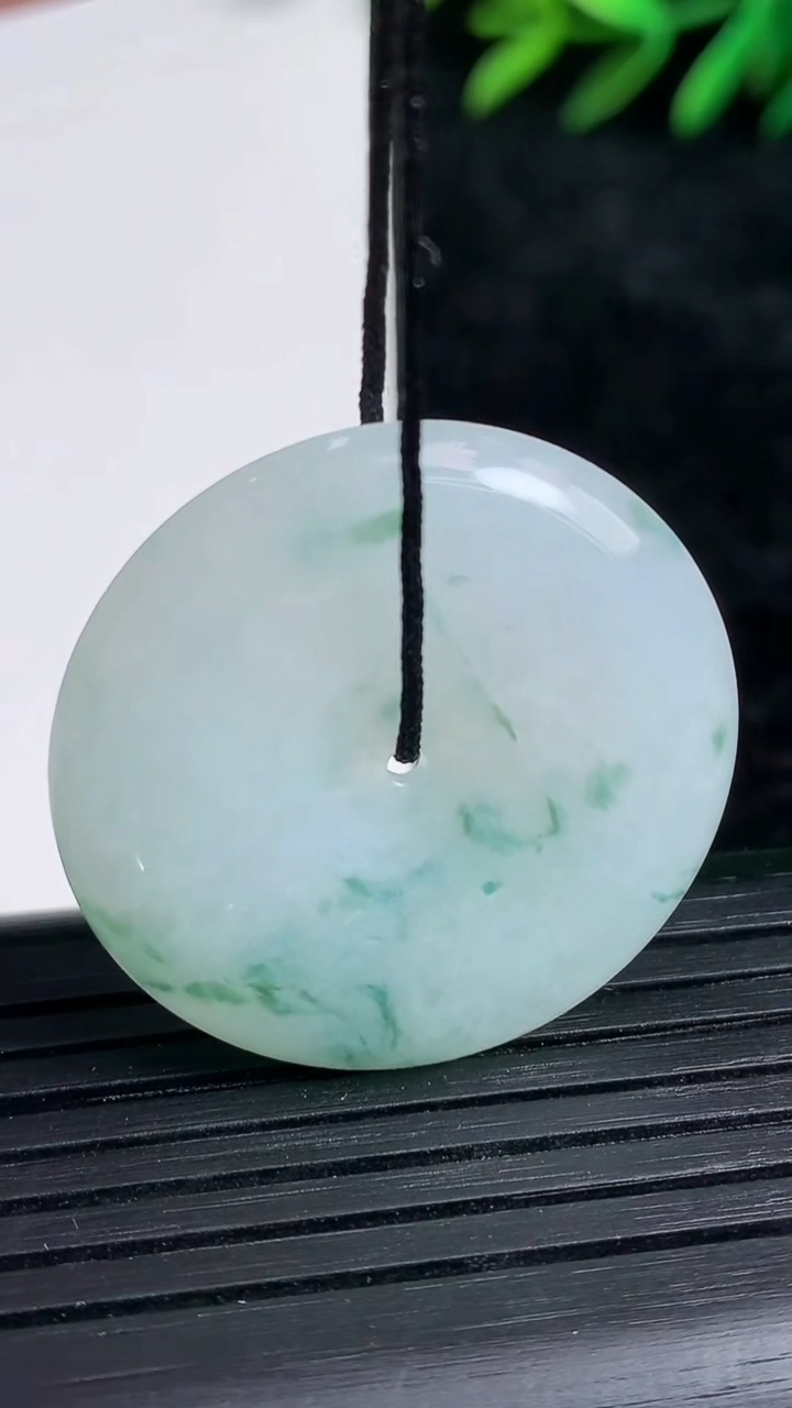 天然A货翡翠飘花平安扣吊坠尺寸29.4-5.2重量:10.45g
3月21日