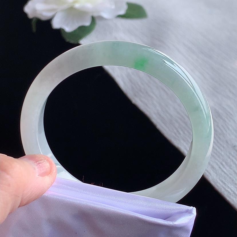 天然A货翡翠飘绿正装正圈手镯53-54圈口 
尺寸53.8-11-7mm 0318