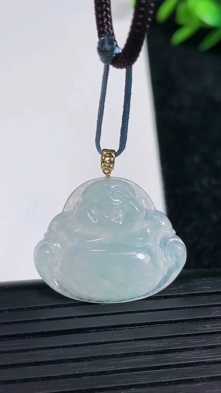 天然A货翡翠18K金飘花佛公吊坠尺寸21.4-25.8-4.9重量:4.62g
3月21日