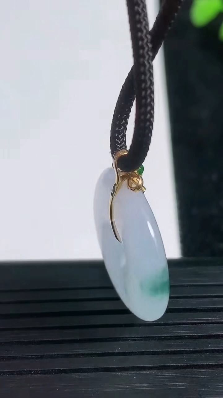 天然A货翡翠18K金飘花平安扣吊坠尺寸23.7-4.9重量:6.65g
3月21日