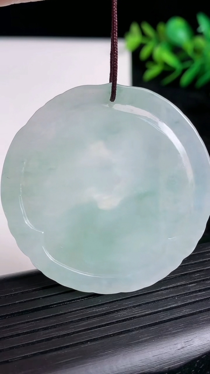 天然A货翡翠生肖猪吊坠尺寸47.5-48.2-4.9重量:22.56g
3月21日