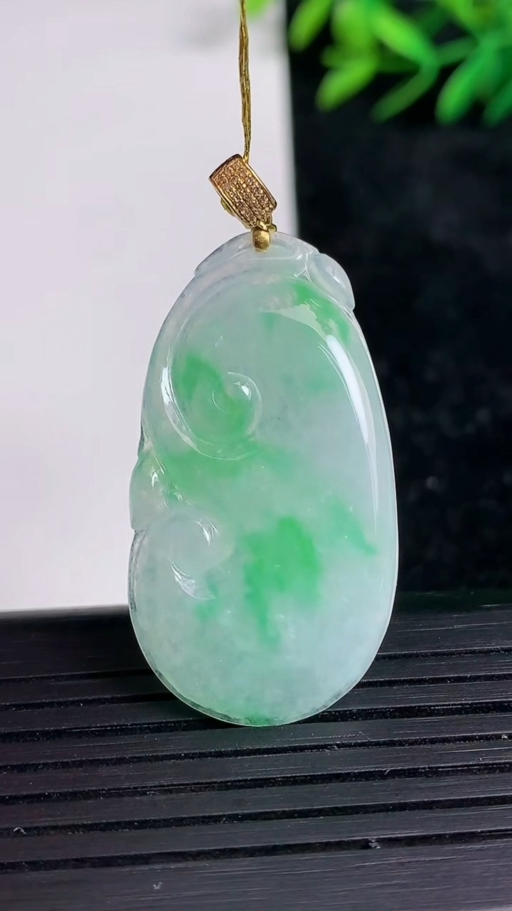 天然A货翡翠如意吊坠尺寸37.8-20.4-3.3重量:5.70g
3月21日