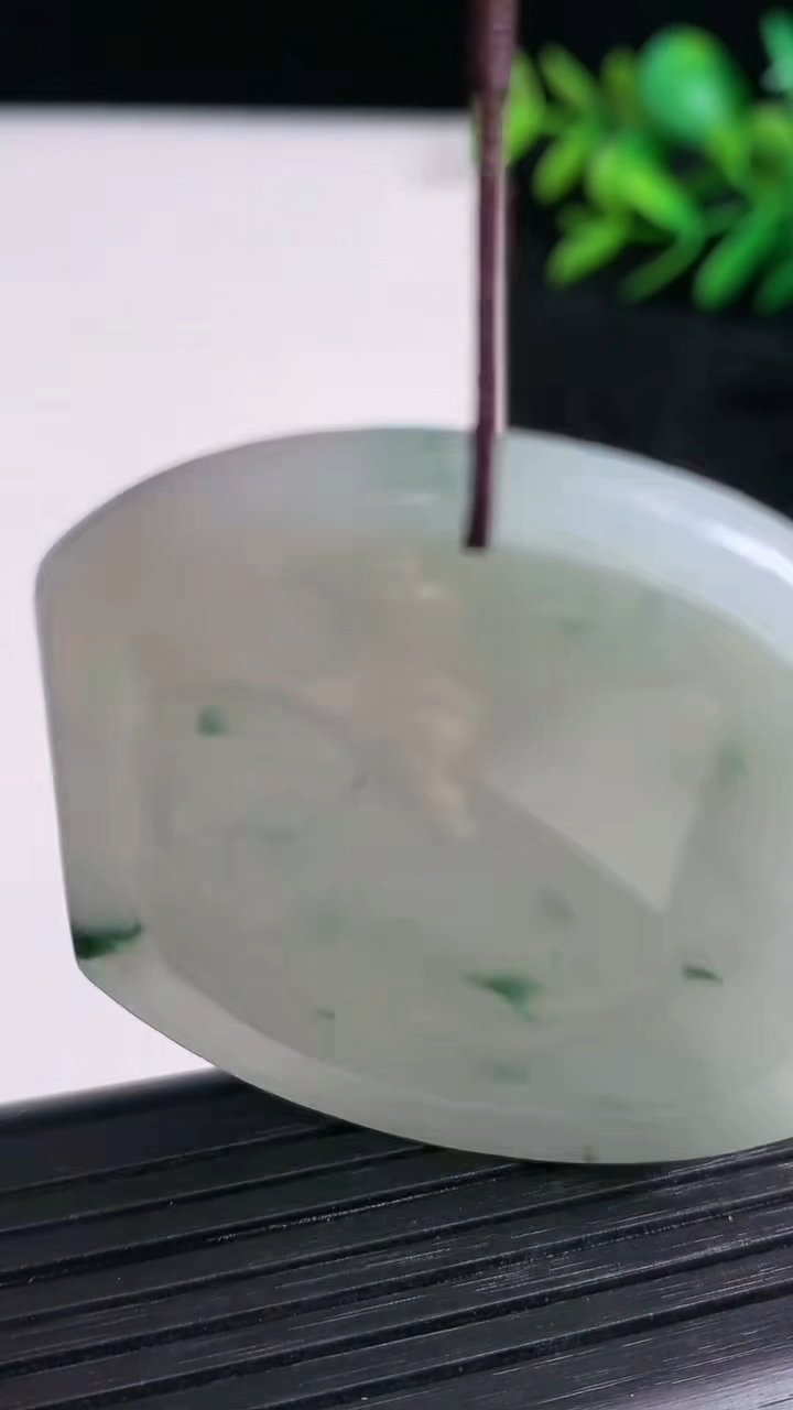 天然A货翡翠飘花生肖鸡吊坠尺寸49.5-42.2-3.7重量:20.59g
3月21日