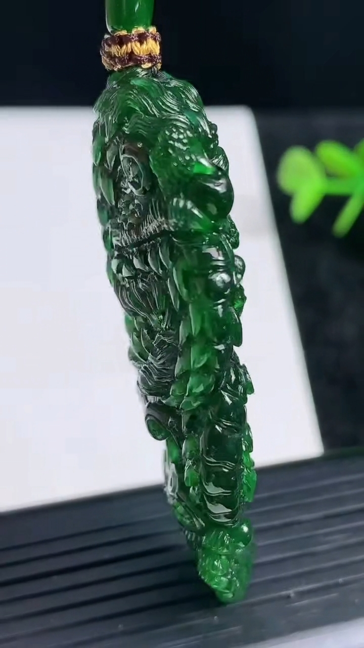 天然A货翡翠龙牌吊坠尺寸61.2-28.4-12.1重量:32.30g
3月21日
