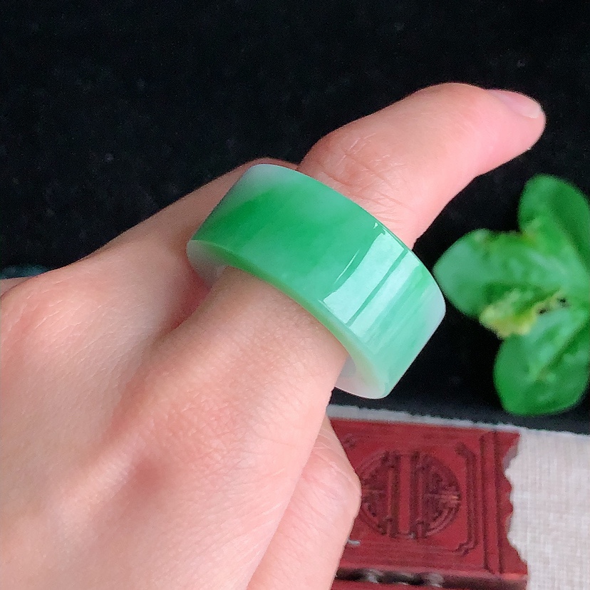 天然A货翡翠飘绿素面扳指 
尺寸21.6-12.5-5mm 重量17.50g 0320