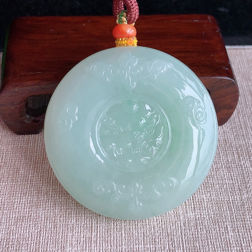 天然A货翡翠晴水仿古牌吊坠 
尺寸54.8-15mm 重量101.68g 0320