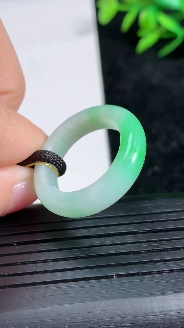 天然A货翡翠指环戒指尺寸18.1-5-3.5重量:4.50g2026年3月21日
工厂直销收藏佳品,