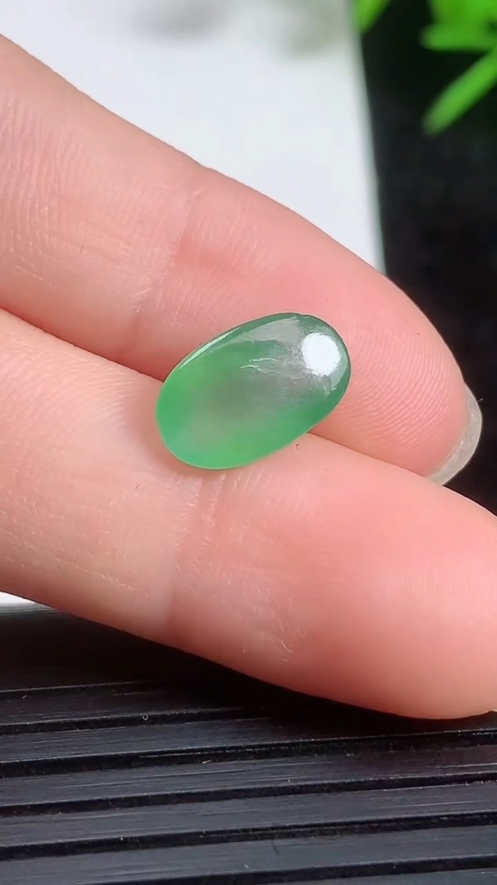 天然A货翡翠蛋面镶嵌件尺寸11-6.4-3.4重量:0.49g
3月21日