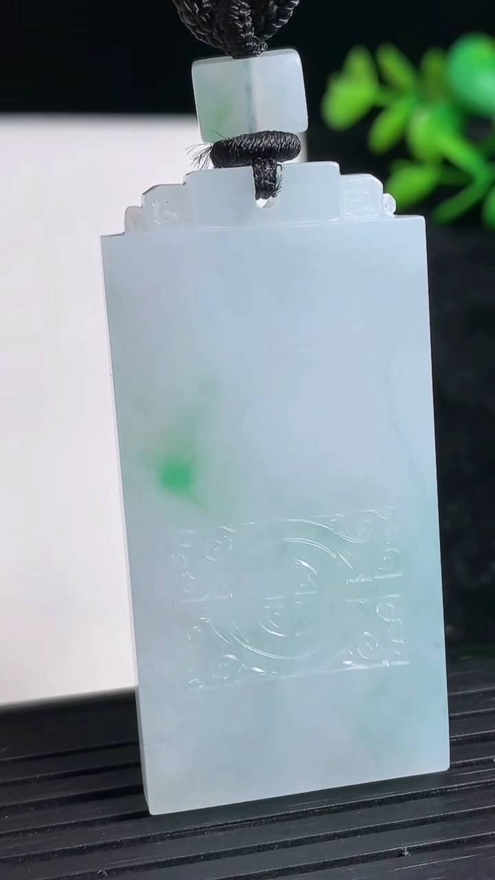 天然A货翡翠仿古无事牌吊坠尺寸51.9-25.9-5.3重量:26.47g
3月21日