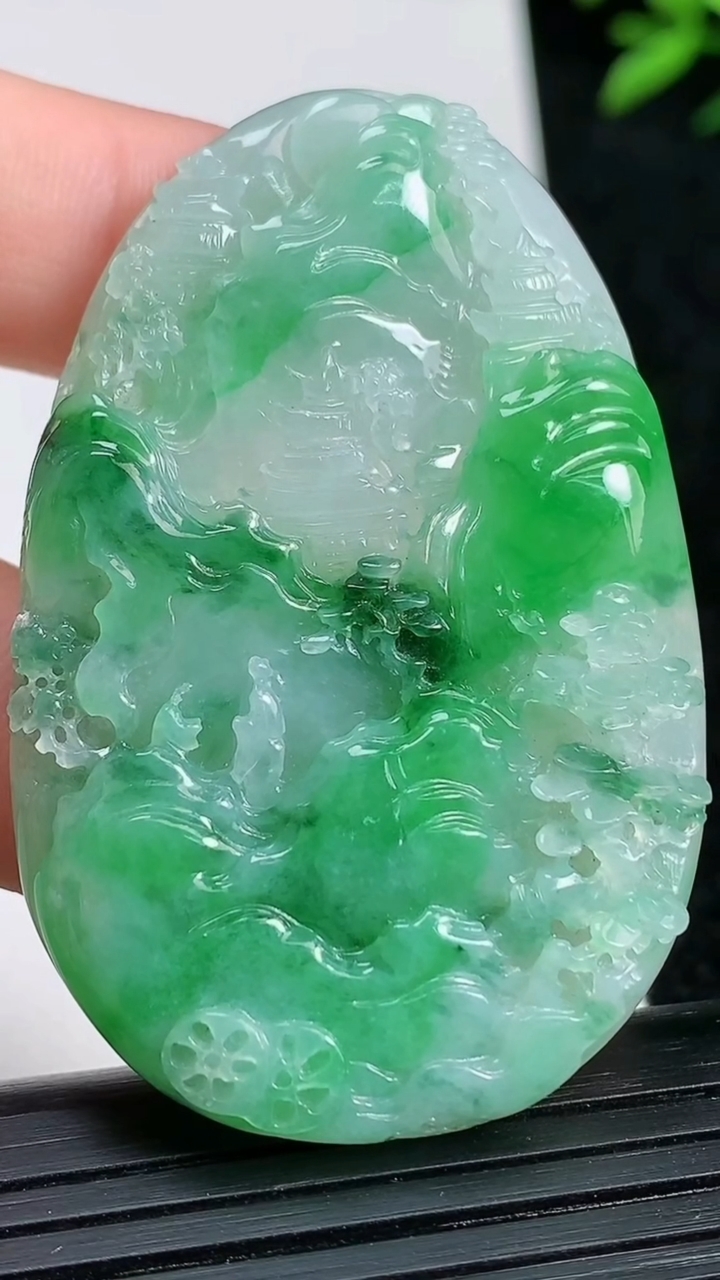 天然A货翡翠山水牌吊坠尺寸51-32.8-5.3重量:19.54g
3月21日