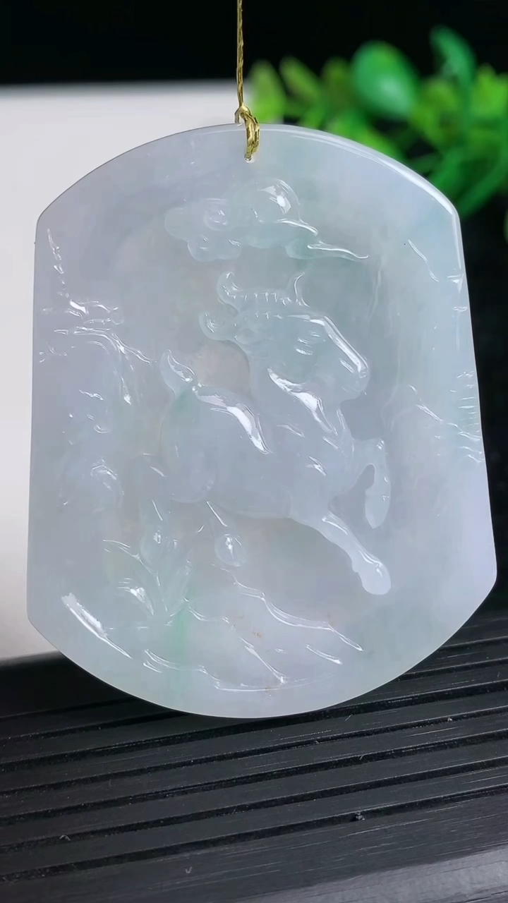 天然A货翡翠生肖羊吊坠尺寸52.4-42.2-4.6重量:26.16g
3月21日