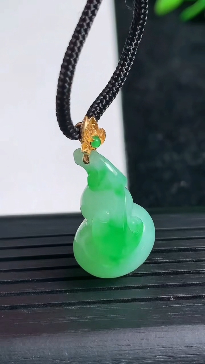 天然A货翡翠葫芦吊坠尺寸22.7-14.5-11.7重量:5.25g
3月21日
