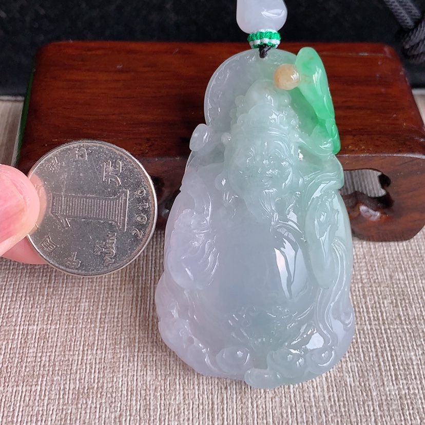 天然A货翡翠黄加绿双彩财神爷吊坠 
尺寸60.8-36.4-11.8mm 重量49.12g 0320