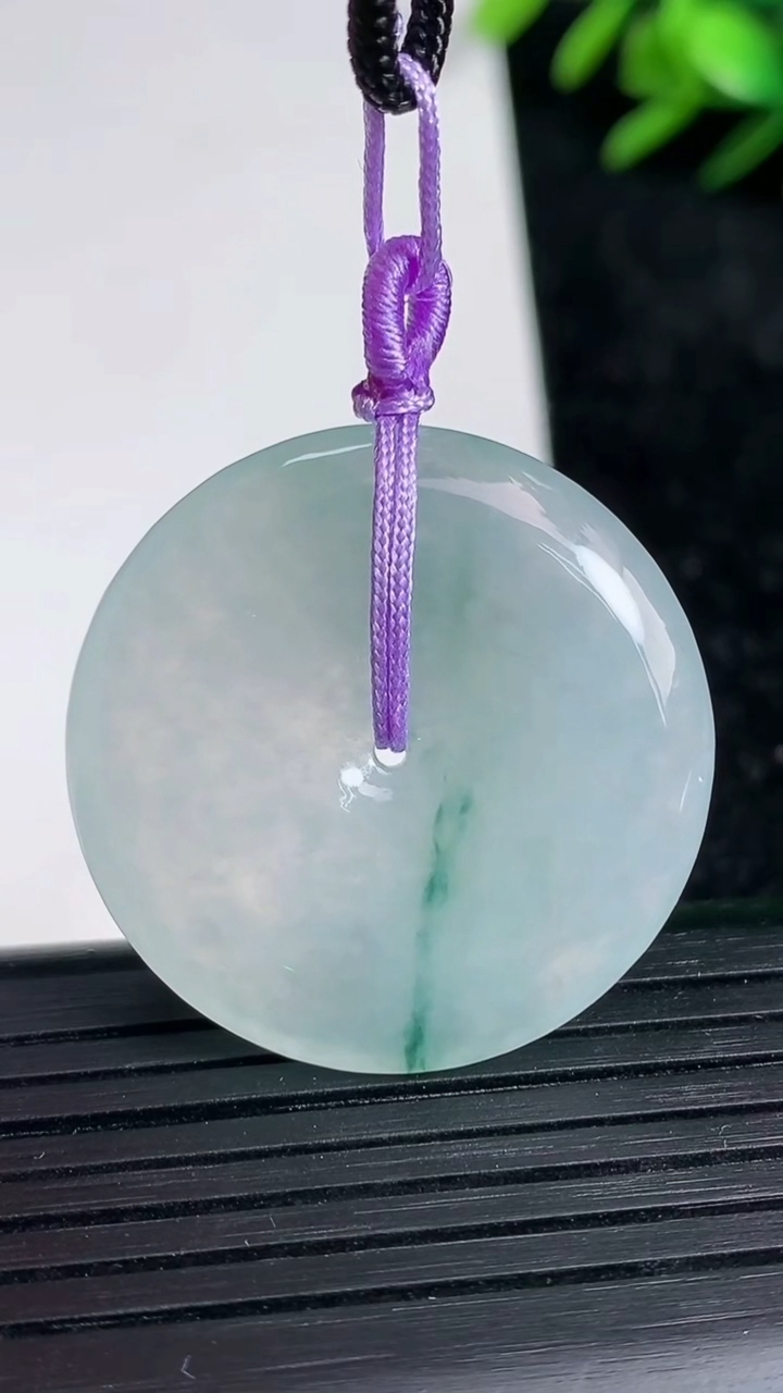 天然A货翡翠飘花平安扣吊坠尺寸30.6-5.6重量:12.17g
3月21日