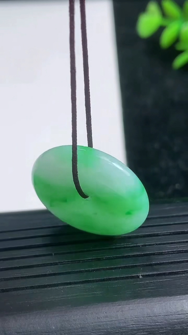 天然A货翡翠平安扣吊坠尺寸23.5-5.2重量:7.07g
3月21日