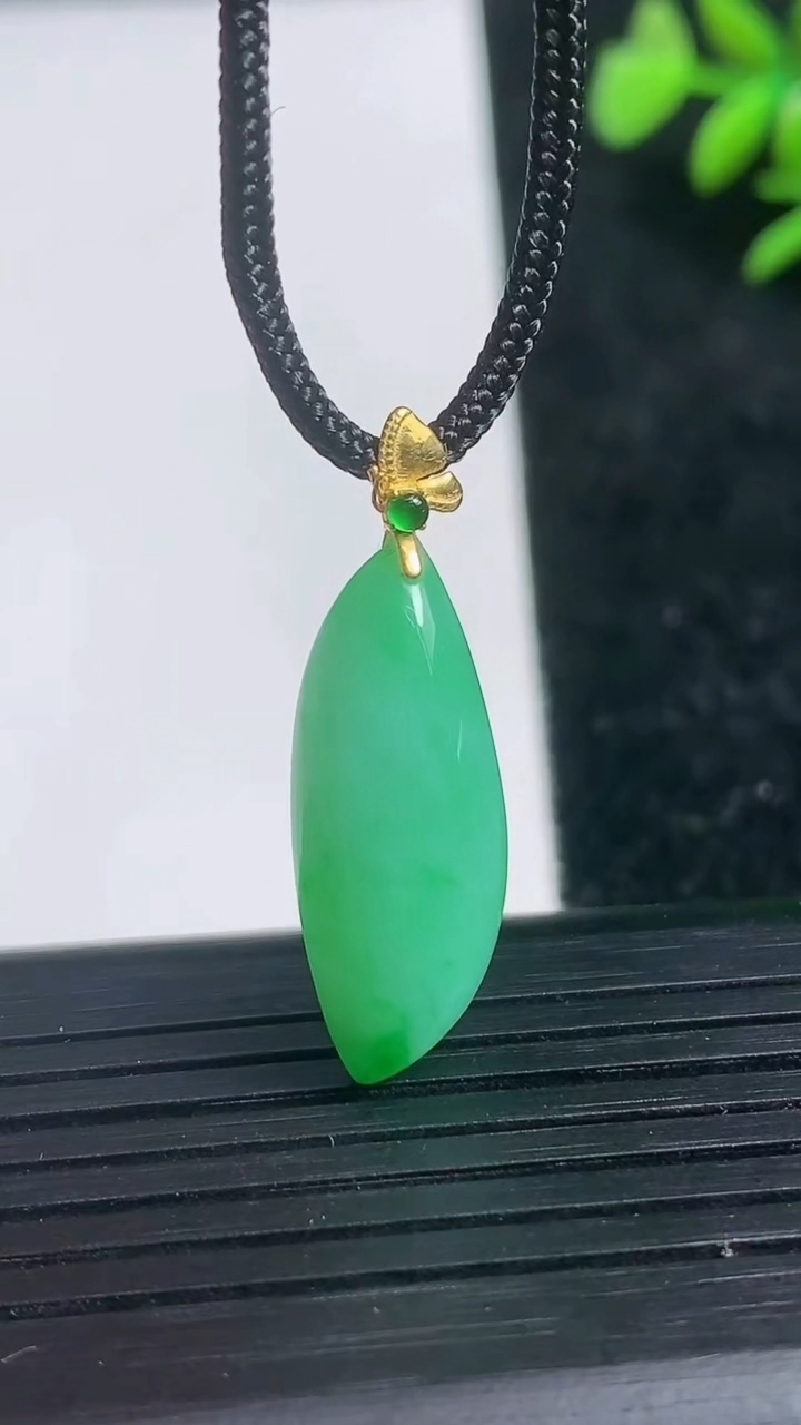 天然A货翡翠随形吊坠尺寸25.4-9.2-5.4重量:2.68g
3月21日