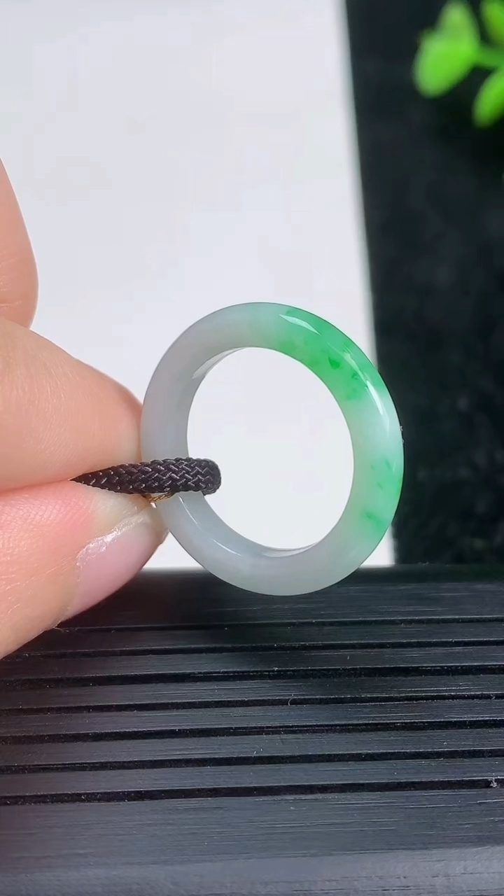 天然A货翡翠指环戒指尺寸16.4-3.4-2.9重量:2.27g2026年3月21日
工厂直销收藏佳