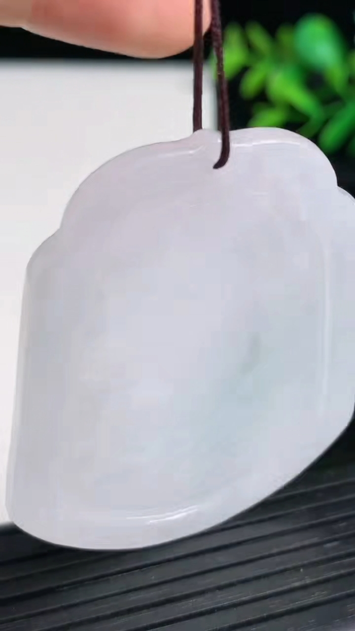 天然A货翡翠不动明王吊坠尺寸52.1-43.3-5.2重量:26.22g
3月21日