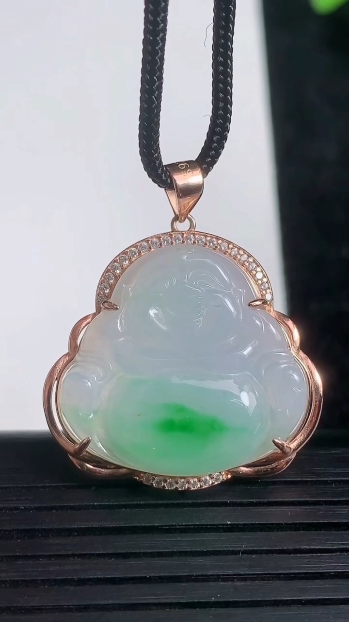 天然A货翡翠佛公吊坠尺寸26.3-27-5.7重量:4.46g
3月21日