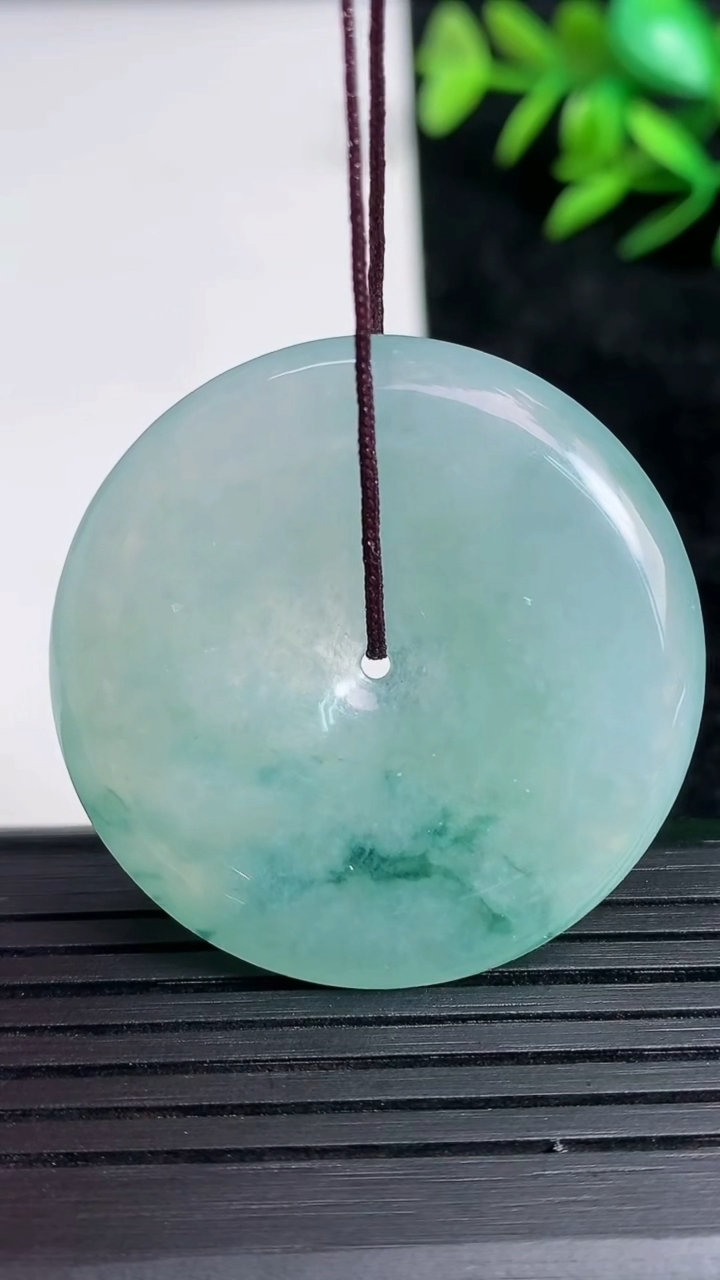 天然A货翡翠冰种飘花平安扣吊坠尺寸37.1-5.9重量:18.53g
3月21日