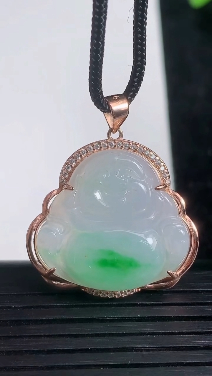 天然A货翡翠佛公吊坠尺寸26.3-27-5.7重量:4.46g
3月21日