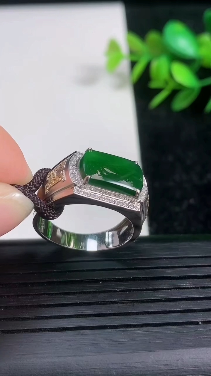 天然A货翡翠马鞍戒指尺寸19.2-12.4-7.7重量:4.45g2026年3月21日
工厂直销收藏