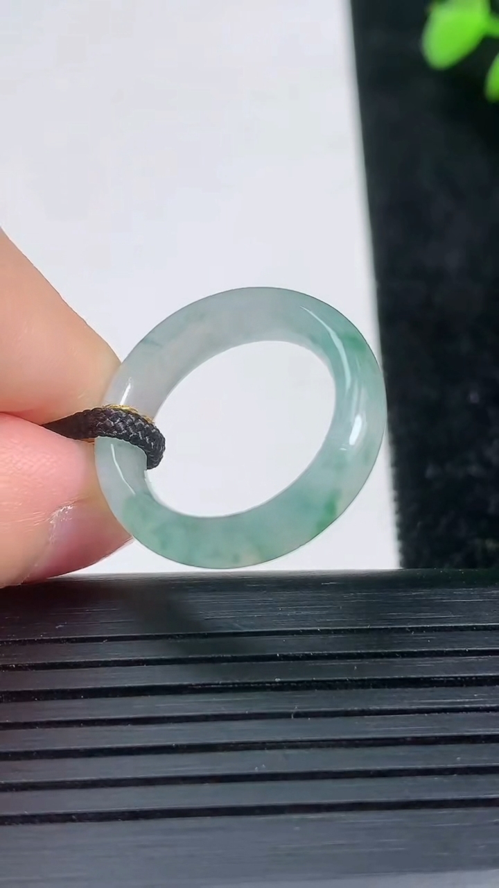 天然A货翡翠冰种飘花指环戒指尺寸16.6-5.5-3重量:3.54g2026年3月21日
工厂直销收藏佳品,种好水足，色泽均匀，有种有色，上手高大气！