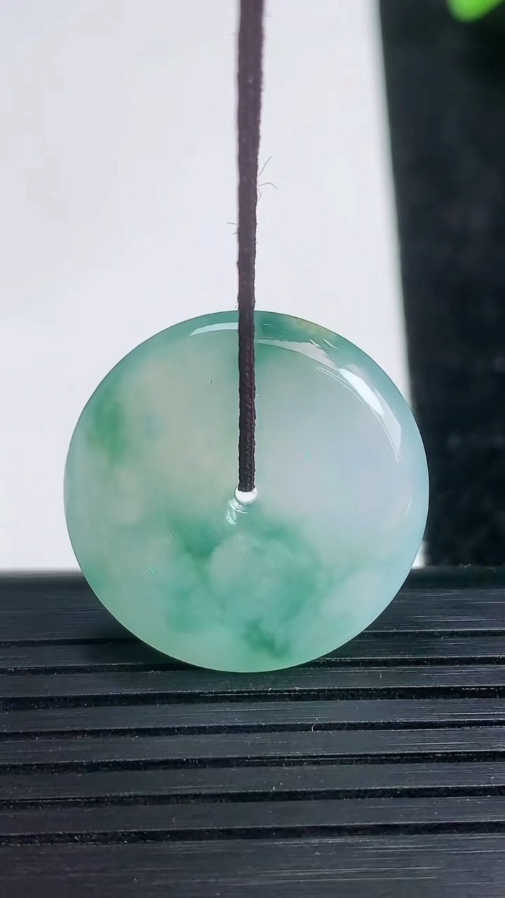 天然A货翡翠冰种飘花平安扣吊坠尺寸24.6-4.8重量:6.88g
3月21日