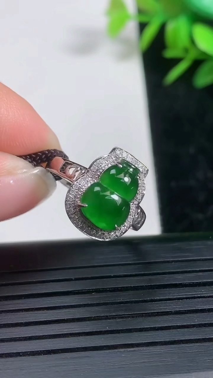 天然A货翡翠葫芦戒指尺寸16.7-10.2-7.2重量:1.96g2026年3月21日
工厂直销收藏佳品,种好水足，色泽均匀，有种有色，上手高大气！