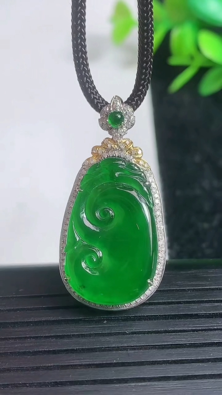 天然A货翡翠如意吊坠尺寸33.6-16.4-5.7裸石22.1-13.7重量:3.50g
3月21日