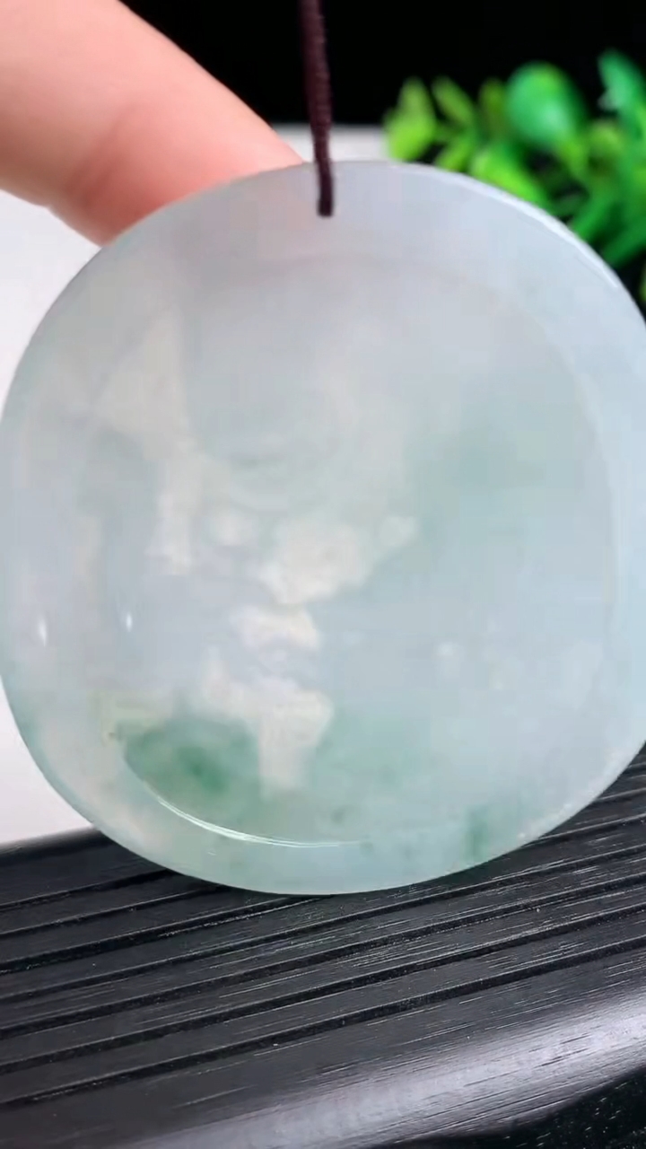 天然A货翡翠飘花龙牌吊坠尺寸54.3-46.9-5重量:29.54g
3月21日