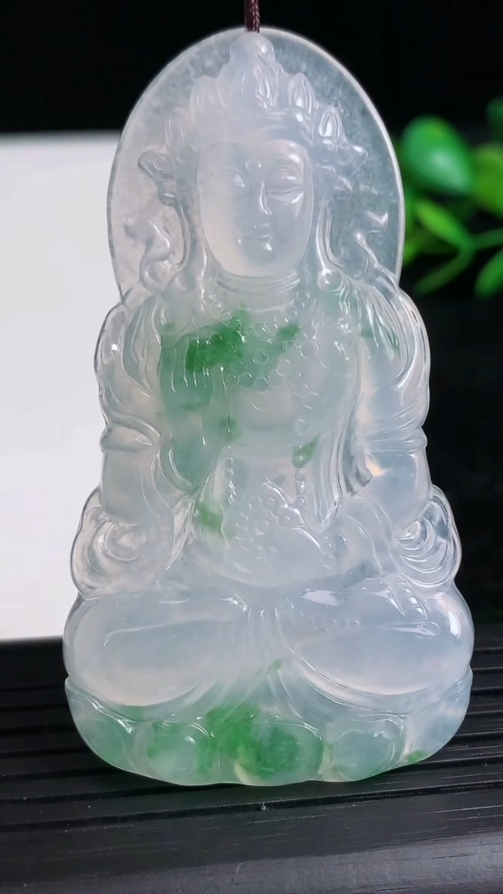 天然A货翡翠度母观音吊坠尺寸66.8-37.1-5.1重量:22.96g
3月21日