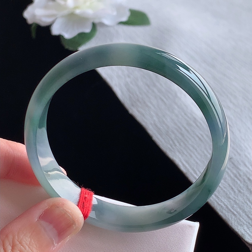 天然A货翡翠紫底飘花正装正圈手镯56-57圈口  
尺寸56-11.8-5.7mm 0318