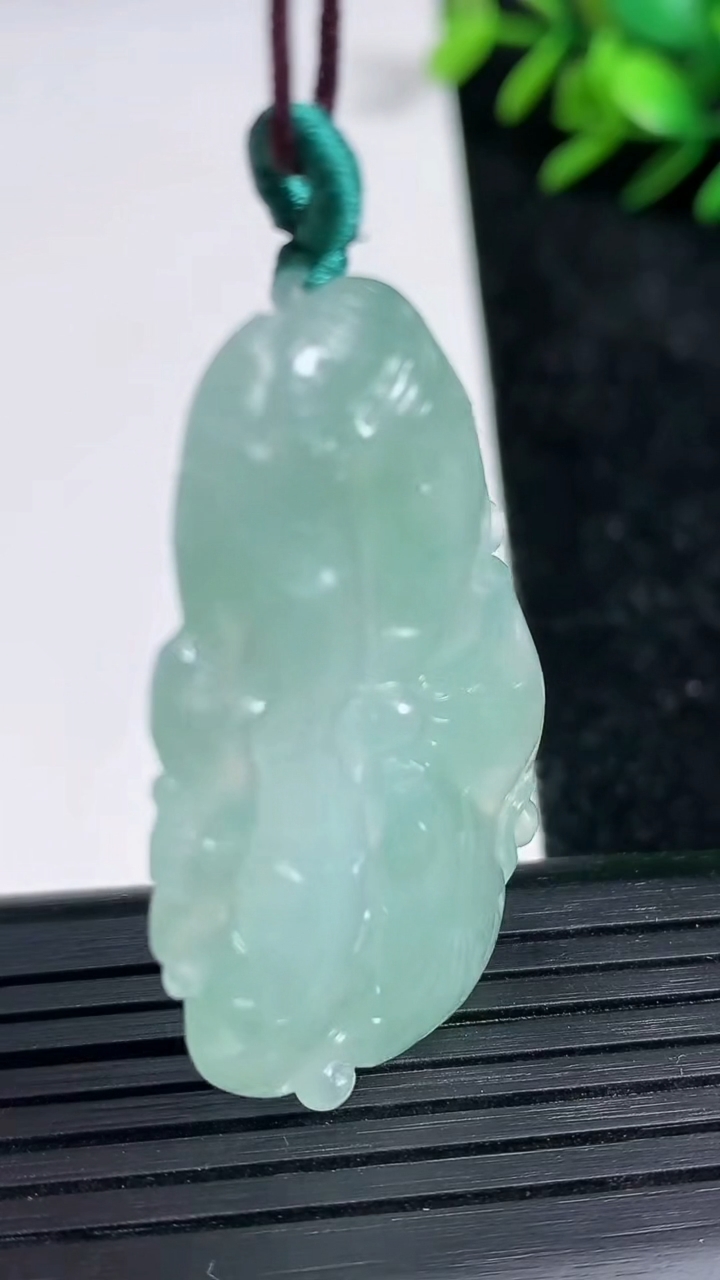 天然A货翡翠年年有余吊坠尺寸43.1-26.8-4.7重量:10.26g
3月21日